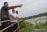 Wakil Menteri Dalam Negeri Bima Arya Sugiarto (kedua kanan) bersama Bupati Ciamis Herdiat Sunarya (kanan) dan Dandim 0613 Ciamis Letkol Inf Afiid Cahyono (kiri) meninjau sampah yang mengendap di Bendungan Leuwikeris, Dusun Cibatok, Kecamatan Handapherang, Kabupaten Ciamis, Jawa Barat, Rabu (19/3/2025). Dalam kunjungannya Bima Arya meminta kepada Pemprov Jabar, Pemerintah Daerah dan BBWS untuk kolaborasi lintas sektoral dalam menyelesaikan sampah rumah tangga yang berasal dari anak Sungai Citanduy di Tasikmalaya dan Ciamis. ANTARA FOTO/Adeng Bustomi/agr