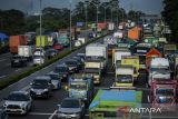 Sejumlah kendaraan melaju di Jalan Tol Tangerang-Merak, Cikupa, Kabupaten Tangerang, Banten, Selasa (18/3/2025). Polda Banten akan menerapkan rekayasa lalu lintas dengan sistem ganjil genap di ruas Jalan Tol Cikupa menuju Merak selama empat hari pada 27-30 Maret 2025 untuk memperlancar lalu lintas kendaraan selama periode arus mudik Idul Fitri 1446 Hijriah. ANTARA FOTO/Putra M. Akbar/gp