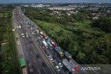 Foto udara sejumlah kendaraan antre memasuki gerbang Tol Cikupa, Kabupaten Tangerang, Banten, Selasa (18/3/2025). Polda Banten akan menerapkan rekayasa lalu lintas dengan sistem ganjil genap di ruas Jalan Tol Cikupa menuju Merak selama empat hari pada 27-30 Maret 2025 untuk memperlancar lalu lintas kendaraan selama periode arus mudik Idul Fitri 1446 Hijriah. ANTARA FOTO/Putra M. Akbar/gp