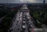 Foto udara sejumlah kendaraan antre memasuki gerbang Tol Cikupa, Kabupaten Tangerang, Banten, Selasa (18/3/2025). Polda Banten akan menerapkan rekayasa lalu lintas dengan sistem ganjil genap di ruas Jalan Tol Cikupa menuju Merak selama empat hari pada 27-30 Maret 2025 untuk memperlancar lalu lintas kendaraan selama periode arus mudik Idul Fitri 1446 Hijriah. ANTARA FOTO/Putra M. Akbar/gp