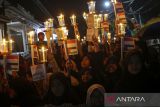 Sejumlah anak membawa lilin mengikuti kirab di Kelurahan Sumur Pecung, Kecamatan Serang, Kota Serang, Banten, Selasa (18/3/2025). Kegiatan yang diikuti ratusan warga dan rutin digelar setiap tahunnya tersebut dalam rangka memperingati Nuzulul Quran 1446 Hijriah. ANTARA FOTO/Angga Budhiyanto/gp