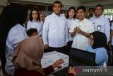 Wakil Menteri Kesehatan Dante Saksono (kedua kanan) bersama Wakil Menteri Pemberdayaan Perempuan dan Perlindungan Anak Veronica Tan (tengah) serta Wakil Menteri Imigrasi dan Pemasyarakatan Silmy Karim (kedua kiri) meninjau program skrining tuberkulosis (TBC) di Lapas Perempuan IIA Tangerang, Kota Tangerang, Banten, Rabu (19/3/2025). Kementerian Imigrasi dan Pemasyarakatan dan Kementerian Kesehatan melaksanakan skrining TBC dan pemeriksaan kesehatan gratis untuk mengetahui status kesehatan warga binaan sekaligus mengantisipasi terjadinya penyebaran penyakit TBC di lingkungan Lapas. ANTARA FOTO/Putra M. Akbar/gp