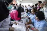 Petugas memeriksa kesehatan warga binaan saat program skrining tuberkulosis (TBC) di Lapas Perempuan IIA Tangerang, Kota Tangerang, Banten, Rabu (19/3/2025). Kementerian Imigrasi dan Pemasyarakatan dan Kementerian Kesehatan melaksanakan skrining TBC dan pemeriksaan kesehatan gratis untuk mengetahui status kesehatan warga binaan sekaligus mengantisipasi terjadinya penyebaran penyakit TBC di lingkungan Lapas. ANTARA FOTO/Putra M. Akbar/gp