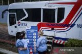 Warga binaan antre untuk pemeriksaan toraks saat program skrining tuberkulosis (TBC) di Lapas Perempuan IIA Tangerang, Kota Tangerang, Banten, Rabu (19/3/2025). Kementerian Imigrasi dan Pemasyarakatan dan Kementerian Kesehatan melaksanakan skrining TBC dan pemeriksaan kesehatan gratis untuk mengetahui status kesehatan warga binaan sekaligus mengantisipasi terjadinya penyebaran penyakit TBC di lingkungan Lapas. ANTARA FOTO/Putra M. Akbar/gp