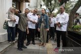 Menteri Pariwisata Widiyanti Putri Wardhana (kedua kanan) didampingi Wali Kota Bandung Muhammad Farhan (ketiga kiri) berfoto dengan warga saat melakukan kunjungan kerja di kawasan Braga, Bandung, Jawa Barat, Rabu (19/3/2025). Kunjungan Menteri Pariwisata tersebut untuk meninjau suasana dan kenyamanan sejumlah titik wisata Kota Bandung yang menjadi salah satu tujuan wisata saat libur Lebaran. ANTARA FOTO/Novrian Arbi/agr