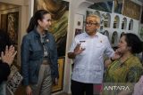 Menteri Pariwisata Widiyanti Putri Wardhana (kiri) mendengarkan penjelasan Wali Kota Bandung Muhammad Farhan (kedua kanan) saat melakukan kunjungan kerja di kawasan Braga, Bandung, Jawa Barat, Rabu (19/3/2025). Kunjungan Menteri Pariwisata tersebut untuk meninjau suasana dan kenyamanan sejumlah titik wisata Kota Bandung yang menjadi salah satu tujuan wisata saat libur Lebaran. ANTARA FOTO/Novrian Arbi/agr