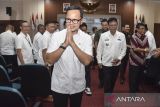 Wakil Menteri Dalam Negeri Bima Arya Sugiarto (kiri) dan Bupati Ciamis Herdiat Sunarya (kedua kanan) saat acara pengarahan kepada Forkopimda dan OPD se-Kabupaten di Setda Kabupaten Ciamis, Jawa Barat, Rabu (19/3/2025). Bima Arya menghimbau kepada Forkpimda untuk menekankan pentingnya sinkronisasi dalam perencanaan dan penganggaran APBD harus selaras dengan visi dan misi kepala daerah serta memiliki keberpihakan pada efisiensi yang dicanangkan Presiden Prabowo Subianto. ANTARA FOTO/Adeng Bustomi/agr