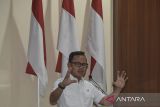 Wakil Menteri Dalam Negeri Bima Arya Sugiarto, memaparkan materi saat acara pengarahan kepada Forkopimda dan OPD se-Kabupaten di Setda Kabupaten Ciamis, Jawa Barat, Rabu (19/3/2025). Bima Arya menghimbau kepada Forkpimda untuk menekankan pentingnya sinkronisasi dalam perencanaan dan penganggaran APBD harus selaras dengan visi dan misi kepala daerah serta memiliki keberpihakan pada efisiensi yang dicanangkan Presiden Prabowo Subianto. ANTARA FOTO/Adeng Bustomi/agr