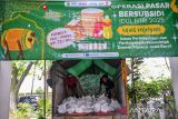 Petugas menyiapkan paket sembako saat operasi pasar bersubsidi di Kantor Kecamatan Gedebage, Bandung, Jawa Barat, Rabu (19/3/2025). Menjelang Idul Fitri 1446 H, Disperindag Provinsi Jawa Barat menggelar operasi pasar bersubsidi dengan menjual sembako murah dengan harga Rp72.000 per paket yang terdiri dari 5 kg beras, terigu premium, gula premium, dan minyak goreng untuki 1.500 warga di wilayah Gedebage Kota Bandung. ANTARA FOTO/Raisan Al Farisi/agr