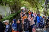Petugas menyiapkan paket sembako saat operasi pasar bersubsidi di Kantor Kecamatan Gedebage, Bandung, Jawa Barat, Rabu (19/3/2025). Menjelang Idul Fitri 1446 H, Disperindag Provinsi Jawa Barat menggelar operasi pasar bersubsidi dengan menjual sembako murah dengan harga Rp72.000 per paket yang terdiri dari 5 kg beras, terigu premium, gula premium, dan minyak goreng untuki 1.500 warga di wilayah Gedebage Kota Bandung. ANTARA FOTO/Raisan Al Farisi/agr
