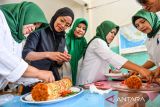 Peserta mengikuti pelatihan membuat kue di SMP Pasundan 5, Bandung, Jawa Barat, Rabu (19/3/2025). Pemerintah Kota Bandung menggelar pelatihan membuat kue kepada 220 warga di Kecamatan Bojongloa Kaler, Kota Bandung untuk melatih keterampilan masyarakat agar mampu bersaing dalam dunia usaha kuliner. ANTARA FOTO/Raisan Al Farisi/agr