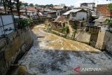 Suasana permukiman di Bantaran Sungai Cikapundung di Tamansari, Bandung, Jawa Barat, Rabu (19/3/2025). Pemerintah Kota Bandung akan segera menertibkan bangunan di sempadan atau pinggiran sungai guna mengembalikan fungsi alami daerah aliran sungai (DAS) agar tidak ada lagi bangunan yang berpotensi menghambat aliran sungai yang menyebabkan banjir. ANTARA FOTO/Raisan Al Farisi/agr