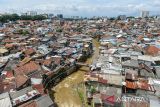 Suasana permukiman di sisi Sungai Cikapundung di Tamansari, Bandung, Jawa Barat, Rabu (19/3/2025). Pemerintah Kota Bandung akan segera menertibkan bangunan di sempadan atau pinggiran sungai guna mengembalikan fungsi alami daerah aliran sungai (DAS) agar tidak ada lagi bangunan yang berpotensi menghambat aliran sungai yang menyebabkan banjir. ANTARA FOTO/Raisan Al Farisi/agr