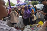 Warga antre membeli beras saat Gerakan Pangan Murah (GPM) di Kecamatan Cijengjing, Kabupaten Ciamis, Jawa Barat, Rabu (19/3/2025). Badan Pangan Nasional (Bapanas) mencatat perkembangan program Operasi Pasar Pangan Murah telah semakin meluas dan per 10 Maret 2025 total sebaran lokasi ada di 1.534 titik di 34 provinsi dan 394 kabupaten/kota, sementara target persebaran yang telah ditetapkan sebanyak 6.845 lokasi se-Indonesia. ANTARA FOTO/Adeng Bustomi/agr