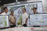 Wakil Menteri Dalam Negeri Bima Arya Sugiarto (kedua kanan) dan Bupati Ciamis Herdiat Sunarya (kiri) meninjau situasi arus lalu lintas melalui CCTV di Area Traffic Control Sistem (ATCS) Dishub Kabupaten Ciamis, Jawa Barat, Rabu (19/3/2025). Dalam kesempatan tersebut, Bima Arya meninjau kesiapan posko mudik Lebaran di Jalur Selatan. ANTARA FOTO/Adeng Bustomi/agr