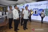 Wakil Menteri Dalam Negeri Bima Arya Sugiarto (kanan) dan Bupati Ciamis Herdiat Sunarya (tengah) meninjau situasi arus lalu lintas melalui CCTV di Area Traffic Control Sistem (ATCS) Dishub Kabupaten Ciamis, Jawa Barat, Rabu (19/3/2025). Dalam kesempatan tersebut, Bima Arya meninjau kesiapan posko mudik Lebaran di Jalur Selatan. ANTARA FOTO/Adeng Bustomi/agr
