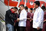 Menko Polkam Budi Gunawan (kanan) bersama Menlu Sugiono (kedua kanan) menyambut kedatangan Warga Negara Indonesia (WNI) terduga korban TPPO di Terminal 3 Bandara Internasional Soekarno Hatta, Tangerang, Banten, Selasa (18/3/2025). Pemerintah Indonesia lewat Kementerian Luar Negeri berhasil memulangkan sebanyak 554 WNI terduga korban TPPO kejahatan jaringan online scam dari Myawaddy, Myanmar yang dibagi menjadi dua kloter sebanyak 400 WNI dan sisanya sebanyak 154 WNI pada Rabu (19/3). ANTARA FOTO/POOL/Bayu Pratama S/Spt.