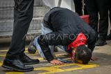 Warga Negara Indonesia (WNI) terduga korban TPPO sujud syukur saat tiba di Terminal 3 Bandara Internasional Soekarno Hatta, Tangerang, Banten, Selasa (18/3/2025). Pemerintah Indonesia lewat Kementerian Luar Negeri berhasil memulangkan sebanyak 554 WNI terduga korban TPPO kejahatan jaringan online scam dari Myawaddy, Myanmar yang dibagi menjadi dua kloter sebanyak 400 WNI dan sisanya sebanyak 154 WNI pada Rabu (19/3). ANTARA FOTO/POOL/Bayu Pratama S/Spt.