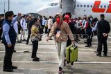 Warga Negara Indonesia (WNI) terduga korban TPPO berjalan menuju bus saat tiba di Terminal 3 Bandara Internasional Soekarno Hatta, Tangerang, Banten, Selasa (18/3/2025). Pemerintah Indonesia lewat Kementerian Luar Negeri berhasil memulangkan sebanyak 554 WNI terduga korban TPPO kejahatan jaringan online scam dari Myawaddy, Myanmar yang dibagi menjadi dua kloter sebanyak 400 WNI dan sisanya sebanyak 154 WNI pada Rabu (19/3). ANTARA FOTO/POOL/Bayu Pratama S/Spt.