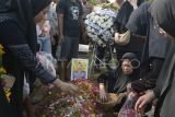 Keluarga menaburkan bunga di atas makam almarhum Bripda M. Ghalib Surya Ganta setibanya di rumah duka di Bandar, Lampung, Lampung, Selasa (18/3/2025). Sebanyak tiga anggota Polri yaitu Kapolsek Negara Batin Way Kanan Iptu Lusiyanto, Bripka Petrus Apriyanto dan Bripda M Ghalib Surya Ganta tewas ditembak oknum anggota TNI saat menggerebek judi sabung ayam di Kampung Karang Manik, Kecamatan Negara Batin, Kabupaten Way Kanan, Lampung. ANTARA FOTO/Ardiansyah/foc.