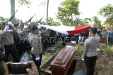 Anggota Kepolisian menembak salfo pada pemakaman almarhum Bripda M. Ghalib Surya Ganta setibanya di rumah duka di Bandar, Lampung, Lampung, Selasa (18/3/2025). Sebanyak tiga anggota Polri yaitu Kapolsek Negara Batin Way Kanan Iptu Lusiyanto, Bripka Petrus Apriyanto dan Bripda M Ghalib Surya Ganta tewas ditembak oknum anggota TNI saat menggerebek judi sabung ayam di Kampung Karang Manik, Kecamatan Negara Batin, Kabupaten Way Kanan, Lampung. ANTARA FOTO/Ardiansyah/foc.