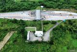 Foto udara kendaraan melintas di Gerbang Tol (GT) Warugunung, Surabaya, Jawa Timur, Senin (24/3/2025). PT Jasamarga Transjawa Tol (JTT) memprediksi puncak arus lalu lintas mudik diperkirakan akan ada 33.768 kendaraan yang melewati GT Warugunung pada 31 Maret 2025. Antara Jatim/Umarul Faruq