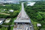 Foto udara kendaraan melintas di Gerbang Tol (GT) Warugunung, Surabaya, Jawa Timur, Senin (24/3/2025). PT Jasamarga Transjawa Tol (JTT) memprediksi puncak arus lalu lintas mudik diperkirakan akan ada 33.768 kendaraan yang melewati GT Warugunung pada 31 Maret 2025. Antara Jatim/Umarul Faruq