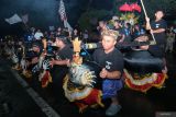 Sejumlah warga berkeliling desa sambil membunyikan alat musik tradisional saat tradisi Okokan di Desa Kediri, Tabanan, Bali, Senin (24/3/2025). Tradisi yang berlangsung pada 24-28 Maret 2025 tersebut digelar setiap malam hari dengan membunyikan okokan yakni alat musik tradisional yang biasanya dikalungkan pada hewan ternak seperti sapi atau kerbau untuk menetralisir energi negatif dan tolak bala menjelang Hari Raya Nyepi Tahun Baru Saka 1947. ANTARA FOTO/Nyoman Hendra Wibowo/wsj.