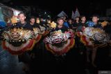 Sejumlah warga berkeliling desa sambil membunyikan alat musik tradisional saat tradisi Okokan di Desa Kediri, Tabanan, Bali, Senin (24/3/2025). Tradisi yang berlangsung pada 24-28 Maret 2025 tersebut digelar setiap malam hari dengan membunyikan okokan yakni alat musik tradisional yang biasanya dikalungkan pada hewan ternak seperti sapi atau kerbau untuk menetralisir energi negatif dan tolak bala menjelang Hari Raya Nyepi Tahun Baru Saka 1947. ANTARA FOTO/Nyoman Hendra Wibowo/wsj.