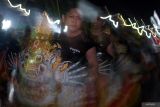 Sejumlah warga berkeliling desa sambil membunyikan alat musik tradisional saat tradisi Okokan di Desa Kediri, Tabanan, Bali, Senin (24/3/2025). Tradisi yang berlangsung pada 24-28 Maret 2025 tersebut digelar setiap malam hari dengan membunyikan okokan yakni alat musik tradisional yang biasanya dikalungkan pada hewan ternak seperti sapi atau kerbau untuk menetralisir energi negatif dan tolak bala menjelang Hari Raya Nyepi Tahun Baru Saka 1947. ANTARA FOTO/Nyoman Hendra Wibowo/wsj.