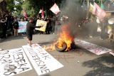 Pengunjuk rasa menggelar aksi di depan Gedung DPRD Sidoarjo, Jawa Timur, Selasa (25/3/2025). Unjuk rasa gabungan dari berbagai elemen mahasiswa tersebut untuk menyampaikan aspirasinya menyikapi UU TNI. Antara Jatim/Umarul Faruq