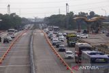 Kendaraan melintas ruas jalan tol Cikopo-Palimanan (Cipali) Palimanan, Cirebon, Jawa Barat, Rabu (26/3/2025). PT Astra Tol Cipali mencatat pada H-5 Lebaran 2025 atau Rabu (26/3) hingga pukul 12.00 WIB kendaraan yang melintas Tol Cipali arah Jakarta menuju Cirebon mencapai 31.400 kendaraan meningkat 86 persen dibandingkan volume kendaraan di jam yang sama pada Selasa (25/3) yakni sebanyak 16.900 kendaraan. ANTARA FOTO/Dedhez Anggara/agr