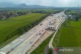 Foto udara kendaraan melintas di Jalan Tol Cikopo-Palimanan (Cipali) Palimanan, Cirebon, Jawa Barat, Rabu (26/3/2025). PT Astra Tol Cipali mencatat pada H-5 Lebaran 2025 atau Rabu (26/3) hingga pukul 12.00 WIB kendaraan yang melintas Tol Cipali arah Jakarta menuju Cirebon mencapai 31.400 kendaraan meningkat 86 persen dibandingkan volume kendaraan di jam yang sama pada Selasa (25/3) yakni sebanyak 16.900 kendaraan. ANTARA FOTO/Dedhez Anggara/agr