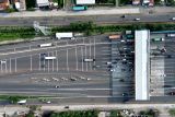 Foto udara arus lalu lintas kendaraan di Gerbang Tol (GT) Kejapanan, Gempol, Pasuruan, Jawa Timur, Rabu (26/3/2025). PT Jasamarga Transjawa Tol (JTT) memprediksi untuk GT Kejapanan Utama dan GT Kejapanan I akan dilalui 333 ribu kendaraan sepanjang 21 Maret sampai 1 April dan puncak arus lalu lintas terjadi pada 1 April dengan kendaraan yang lewat mencapai 41.264. Antara Jatim/Umarul Faruq