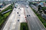 Foto udara arus lalu lintas kendaraan di Gerbang Tol (GT) Kejapanan, Gempol, Pasuruan, Jawa Timur, Rabu (26/3/2025). PT Jasamarga Transjawa Tol (JTT) memprediksi untuk GT Kejapanan Utama dan GT Kejapanan I akan dilalui 333 ribu kendaraan sepanjang 21 Maret sampai 1 April dan puncak arus lalu lintas terjadi pada 1 April dengan kendaraan yang lewat mencapai 41.264. Antara Jatim/Umarul Faruq