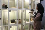 Pekerja memberi makanan ringan pada seekor kucing yang dititipkan di rumah penyedia jasa layanan hotel kucing Dr. Meoww, Malang, Jawa Timur, Rabu (26/3/2025). Menurut pelaku usaha, menjelang lebaran permintaan jasa layanan hotel kucing yakni meliputi penitipan, perawatan kesehatan bulu dan kuku tersebut melonjak dari 30 ekor per hari menjadi 140 ekor per hari dengan tarif Rp30 ribu hingga Rp90 ribu per ekor menurut jenis layanan. ANTARA Jatim/Ari Bowo Sucipto/mas.