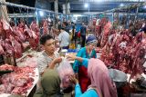 Pedagang daging melayani pembeli di Pasar Blambangan, Banyuwangi, Jawa Timur, Rabu (26/3/2025). Sidak tersebut untuk mengecek ketersediaan daging jelang perayaan Hari Raya Idul Fitri serta memastikan kondisi daging memenuhi persyaratannya yakni aman, sehat, utuh dan Halal (Asuh). ANTARA Jatim/Budi Candra Setya/mas.
