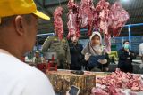Petugas Dinas Pertanian dan Pangan Banyuwangi mengumpulkan data dari pedagang daging di Pasar Blambangan, Banyuwangi, Jawa Timur, Rabu (26/3/2025). Sidak tersebut untuk mengecek ketersediaan daging jelang perayaan Hari Raya Idul Fitri serta memastikan kondisi daging memenuhi persyaratannya yakni aman, sehat, utuh dan Halal (Asuh). ANTARA Jatim/Budi Candra Setya/mas.