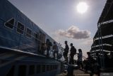 Penumpang naik ke atas kapal cepat Express Bahari 3F di Pelabuhan Gresik, Jawa Timur, Rabu (26/3/2025). Berdasarkan data Kantor Kesyahbandaran Otoritas Pelabuhan (KSOP) kelas II Gresik, sejak Sabtu (22/3) hingga Rabu (26/4) jumlah keberangkatan menuju Pulau Bawean mencapai 2.156 orang dan diperkirakan akan terus meningkat pada H-2 Lebaran 2025. Antara Jatim/Rizal Hanafi/um