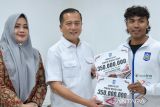 Gubernur NTB Iqbal serahkan bonus atlet PON Aceh-Sumut Rp31 miliar