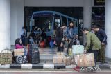 Sejumlah pemudik menunggu waktu keberangkatan bus di Terminal Poris Plawad, Kota Tangerang, Banten, Rabu (26/3/2025). Menurut pengelola terminal terdapat peningkatan mobilitas menjelang Hari Raya Idul Fitri 1446 Hijriah dengan jumlah armada mencapai 50-100 bus yang melayani ribuan penumpang setiap harinya dan diprediksikan akan terus melonjak hingga puncak arus mudik pada 26-28 Maret 2025. ANTARA FOTO/Putra M. Akbar/gp