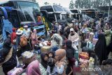 Sejumlah pemudik menunggu waktu keberangkatan bus di Terminal Poris Plawad, Kota Tangerang, Banten, Rabu (26/3/2025). Menurut pengelola terminal terdapat peningkatan mobilitas menjelang Hari Raya Idul Fitri 1446 Hijriah dengan jumlah armada mencapai 50-100 bus yang melayani ribuan penumpang setiap harinya dan diprediksikan akan terus melonjak hingga puncak arus mudik pada 26-28 Maret 2025. ANTARA FOTO/Putra M. Akbar/gp