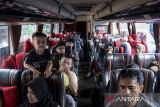 Sejumlah pemudik menunggu waktu keberangkatan bus di Terminal Poris Plawad, Kota Tangerang, Banten, Rabu (26/3/2025). Menurut pengelola terminal terdapat peningkatan mobilitas menjelang Hari Raya Idul Fitri 1446 Hijriah dengan jumlah armada mencapai 50-100 bus yang melayani ribuan penumpang setiap harinya dan diprediksikan akan terus melonjak hingga puncak arus mudik pada 26-28 Maret 2025. ANTARA FOTO/Putra M. Akbar/gp