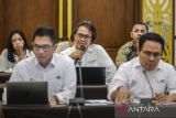 Kepala Biro Antara Banten Bayu Kuncahyo (tengah) menyampaikan pemaparan tentang pemberitaan pariwisata di Banten dengan anggota Komisi VII DPR di Kota Cilegon, Banten, Rabu (26/3/2025). Kunjungan kerja yang diikuti sejumlah lembaga penyiaran negara seperti LKBN Antara, TVRI, dan RRI bersama kementerian dan pemerintah daerah tersebut membahas tentang publikasi dan promosi potensi pariwisata guna mendorong geliat UMKM serta ekonomi kreatif di Banten. ANTARA FOTO/Muhammad Bagus Khoirunas/gp