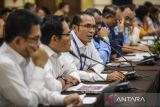 Redaktur Pelaksana LKBN Antara Suryanto (ketiga kiri) memaparkan profil LKBN Antara dengan anggota Komisi VII DPR di Kota Cilegon, Banten, Rabu (26/3/2025). Kunjungan kerja yang diikuti sejumlah lembaga penyiaran negara seperti LKBN Antara, TVRI, dan RRI bersama kementerian dan pemerintah daerah tersebut membahas tentang publikasi dan promosi potensi pariwisata guna mendorong geliat UMKM serta ekonomi kreatif di Banten. ANTARA FOTO/Muhammad Bagus Khoirunas/gp
