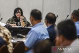 Wakil Ketua Komisi VII DPR memberikan pandangan saat Kunjungan Kerja Reses Masa Persidangan II Tahun 2024-2025 di Kota Cilegon, Banten, Rabu (26/3/2025). Kunjungan kerja yang diikuti sejumlah lembaga penyiaran negara seperti LKBN Antara, TVRI, dan RRI bersama kementerian dan pemerintah daerah tersebut membahas tentang publikasi dan promosi potensi pariwisata guna mendorong geliat UMKM serta ekonomi kreatif di Banten. ANTARA FOTO/Muhammad Bagus Khoirunas/gp