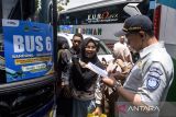 Petugas mendata penumpang sebelum menaiki bus mudik gratis di Terminal Cicaheum, Bandung, Jawa Barat, Kamis (27/3/2025). Sebanyak 6000 penumpang diberangkatkan serentak untuk program mudik gratis Lebaran wilayah Jawa Barat menuju Jawa Tengah dan Jawa Timur sebagai program bantuan bagi pemudik yang kurang mampu sekaligus mengurangi kendaraan pribadi guna menekan tingkat kemacetan. ANTARA FOTO/Novrian Arbi/agr