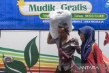 Penumpang membawa barang untuk menaiki bus mudik gratis 2025 di Terminal Cicaheum, Bandung, Jawa Barat, Kamis (27/3/2025). Sebanyak 6000 penumpang diberangkatkan serentak untuk program mudik gratis Lebaran wilayah Jawa Barat menuju Jawa Tengah dan Jawa Timur sebagai program bantuan bagi pemudik yang kurang mampu sekaligus mengurangi kendaraan pribadi guna menekan tingkat kemacetan. ANTARA FOTO/Novrian Arbi/agr
