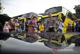 Pemudik menunggu keberangkatan bus saat pelepasan Mudik Gratis di Polres Cimahi, Jawa Barat, Kamis (27/3/2025). Polres Cimahi memberangkatkan 160 pemudik dengan menggunakan tiga bus ke daerah tujuan Semarang, Jawa Tengah secara gratis. ANTARA FOTO/Abdan Syakura/agr
