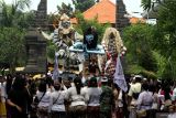 Umat Hindu mengarak ogoh-ogoh seusai upacara Tawur Agung Kesanga di Pura Jala Siddhi Amertha, Juanda, Sidoarjo, Jawa Timur, Jumat (28/3/2025). Upacara Tawur Agung Kesanga dan pawai ogoh ogoh tersebut untuk menyucikan alam semesta dan jiwa raga dari segala bentuk perbuatan buruk di masa lalu dan merupakan rangkaian dari Hari Raya Nyepi Tahun Baru Saka 1947. Antara Jatim/Umarul Faruq